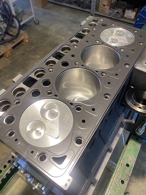 blocco motore di un motore a combustione interna, visto dall'alto, senza la testata, lucido