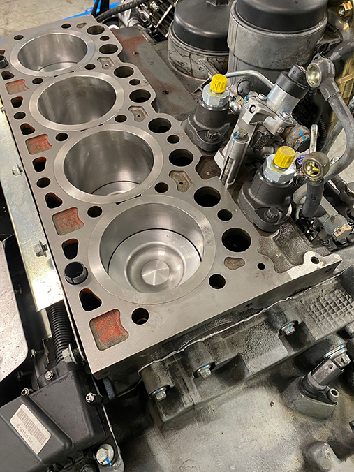 blocco motore di un motore a combustione interna, visto dall'alto, senza la testata