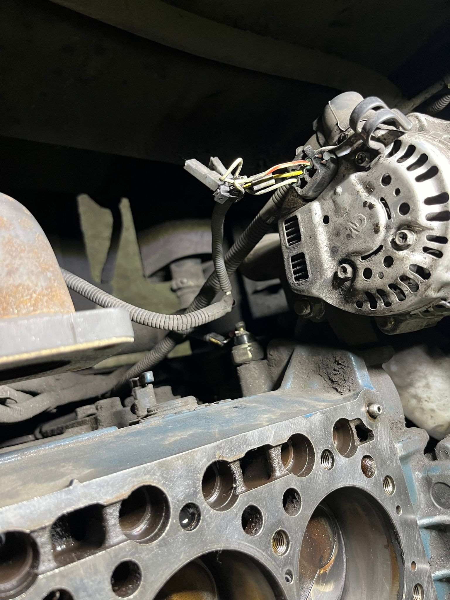 alternatore con cablaggio su motore smontato