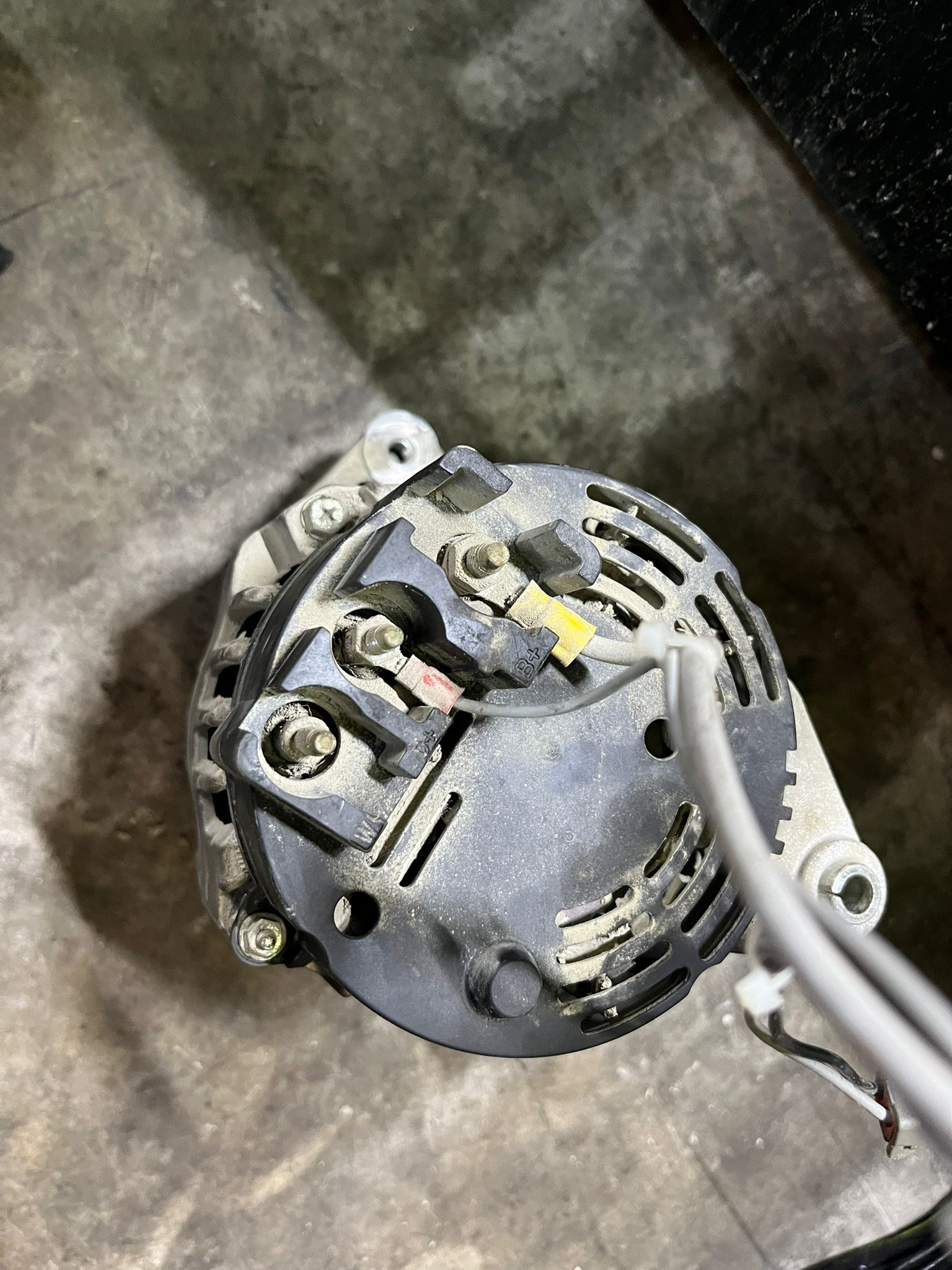 alternatore motore diesel morsetti posteriori dettaglio