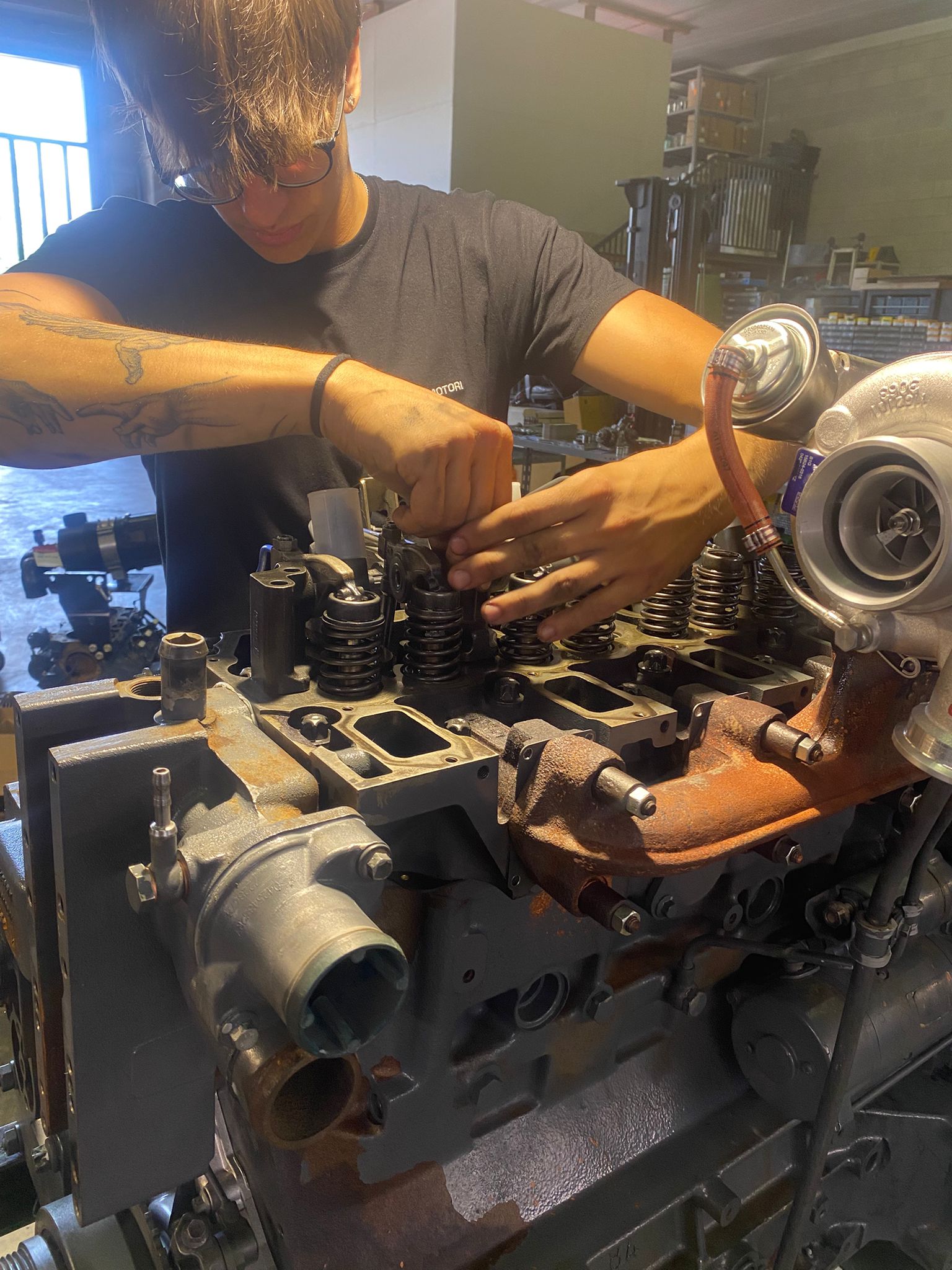 assemblaggio testata motore turbodiesel 01
