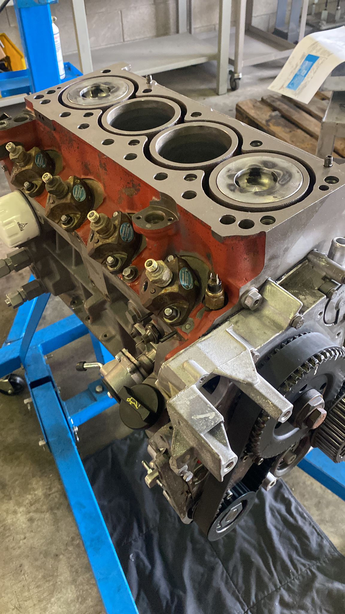 monoblocco motore con pistoni 01