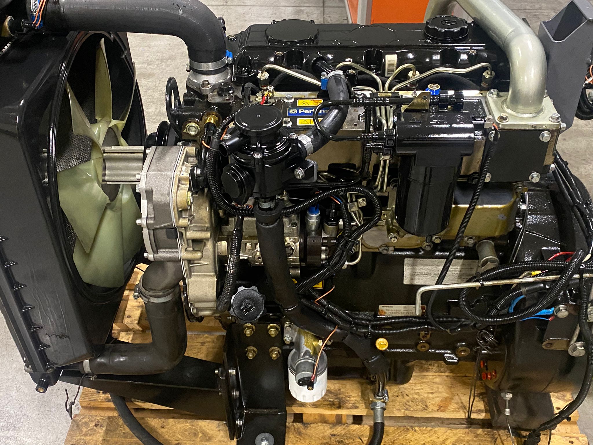 motore diesel perkins con radiatore e ventola