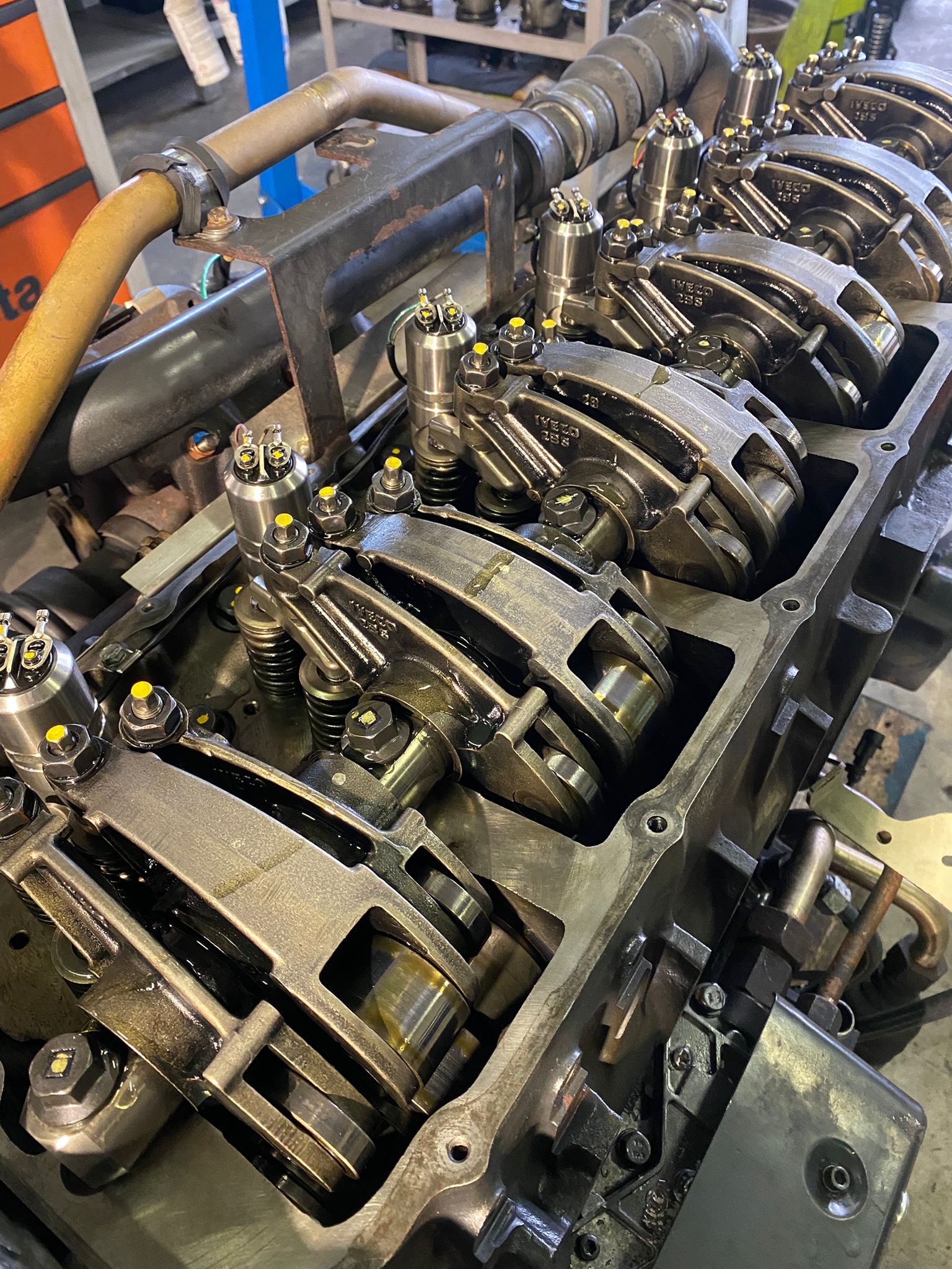 motore iveco grigio treno bilancieri