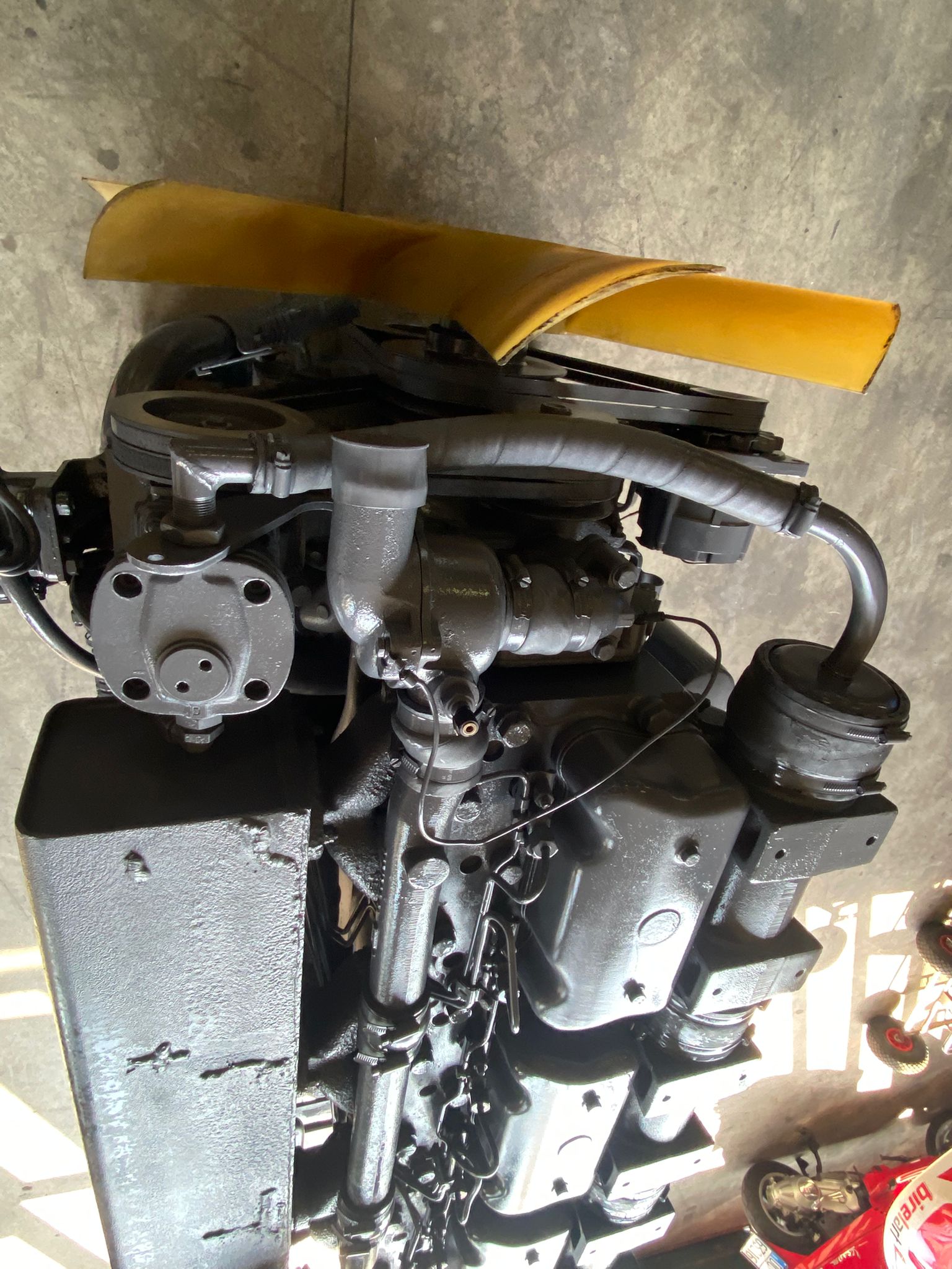 motore verniciato grigio ventola gialla