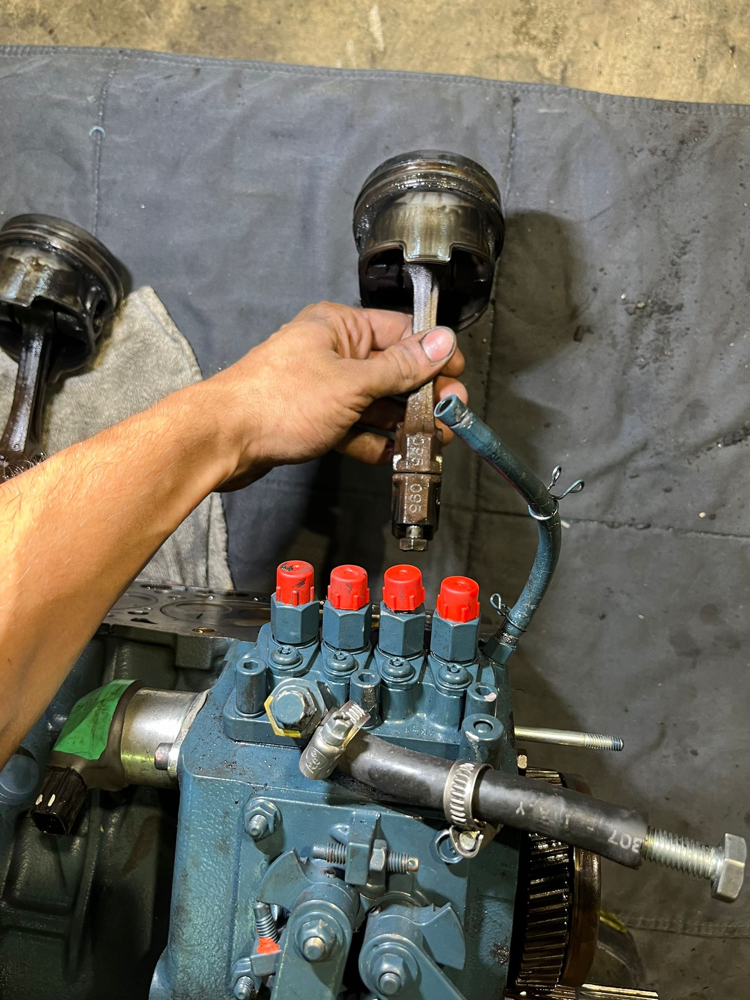 pistone con biella controllo usura motore diesel